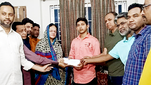 Atiqur Rahman Rumon, Convenor of BNP Family, Presents Assistance on Behalf of BNP’s Acting Chairman Tarique Rahman